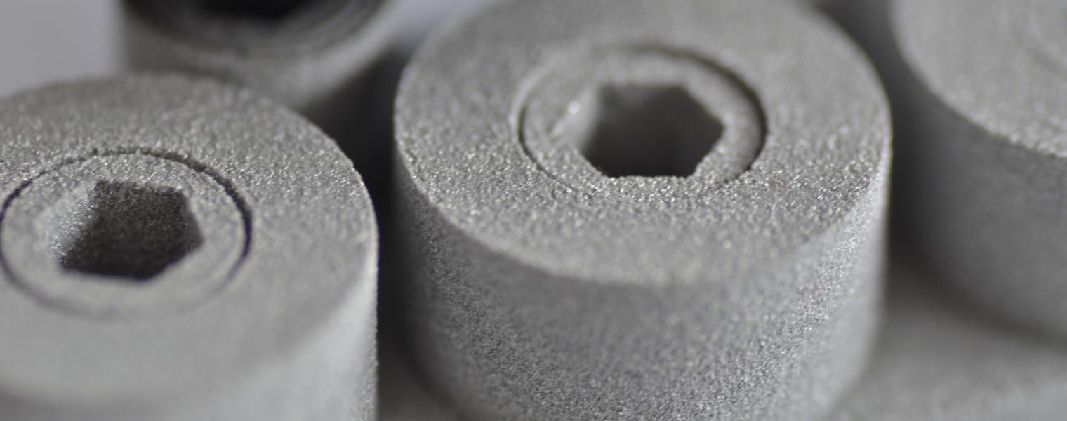 Bauteile aus Alumide zeichnen sich durch ihre gute Fräsbarkeit und metallisches Aussehen aus. Bauteile aus Alumide zeichnen sich durch ihre gute Fräsbarkeit und metallisches Aussehen aus.
