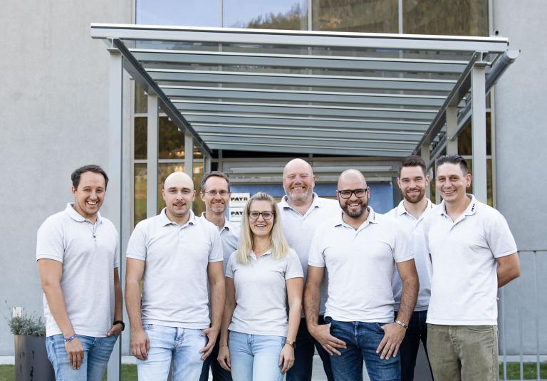 Unsere Spartenleiter stehen vorm Eingang unserer Zentrale in Patergassen. 